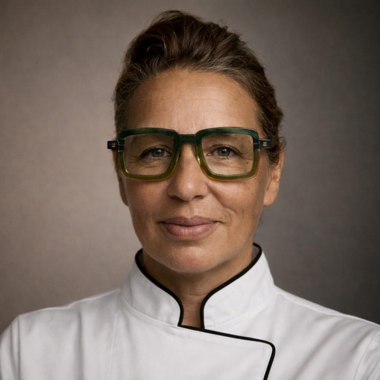 Présentation humoristique de la cuisinière Présentation humoristique de la cuisinière, elle est assise sur son fouet comme si c'était un balai de sorcière volant